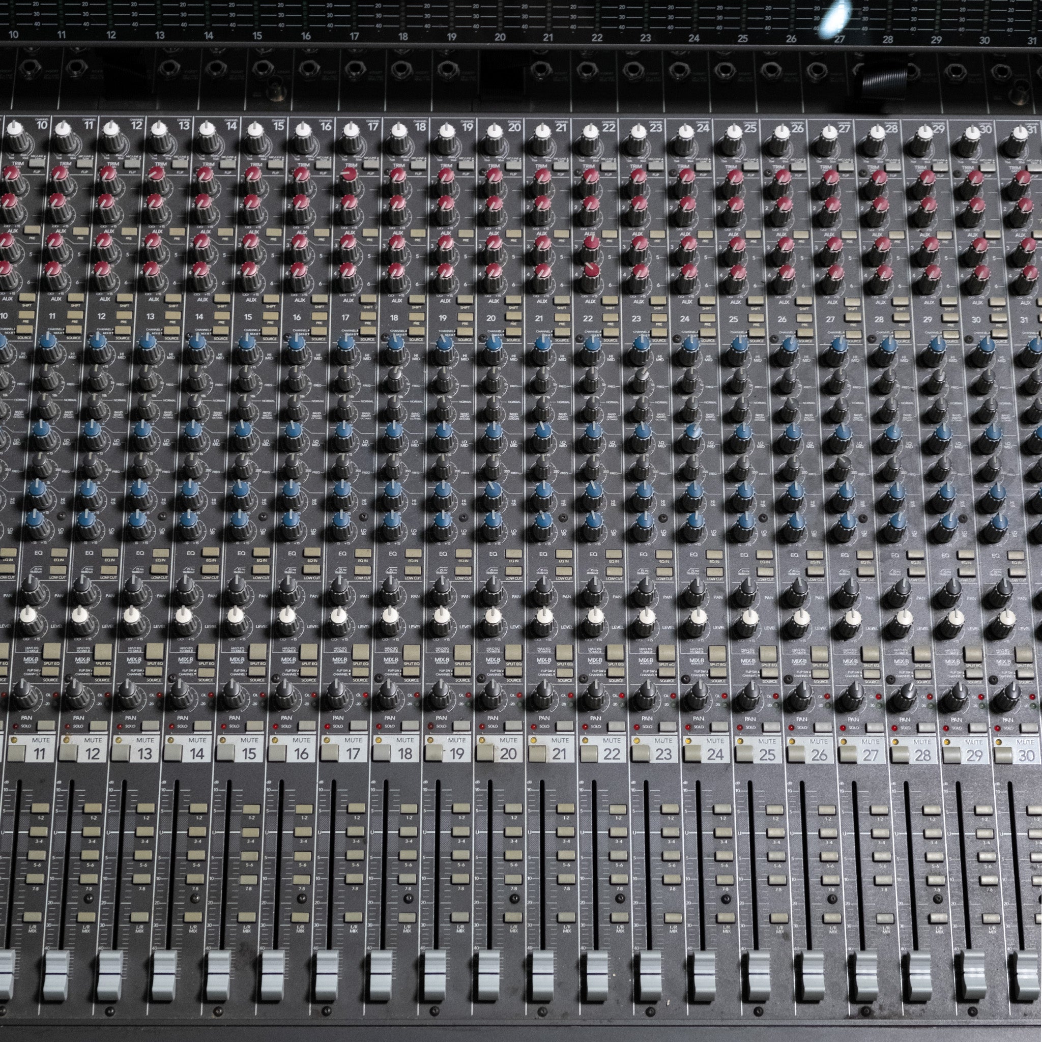 B111B002○Mackie 32.8 32×8×2 8BUS MIXING CONSOLE アナログミキサー